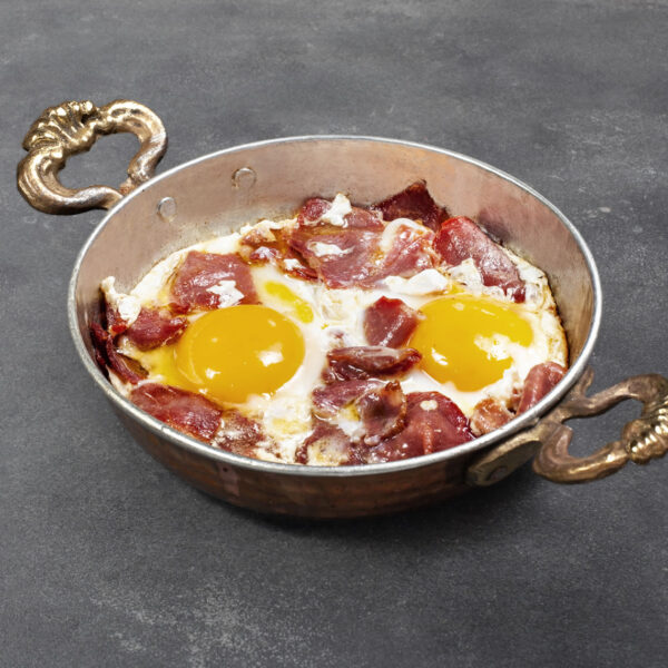 Sahanda Pastırmalı Yumurta